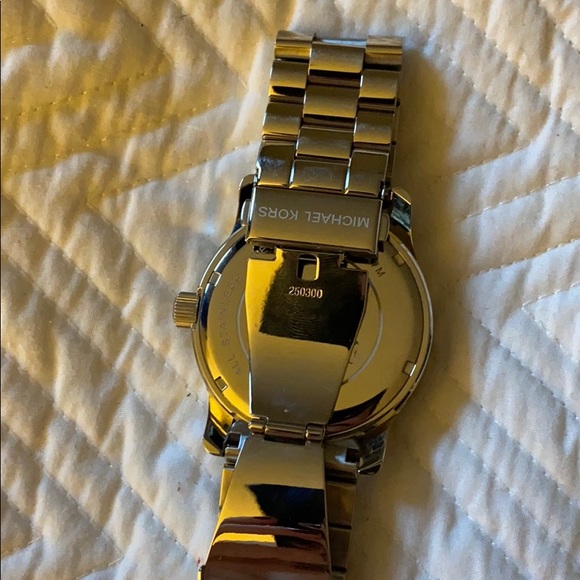 Barely worn oversized Michael Kors watch - Picture 4 of 7